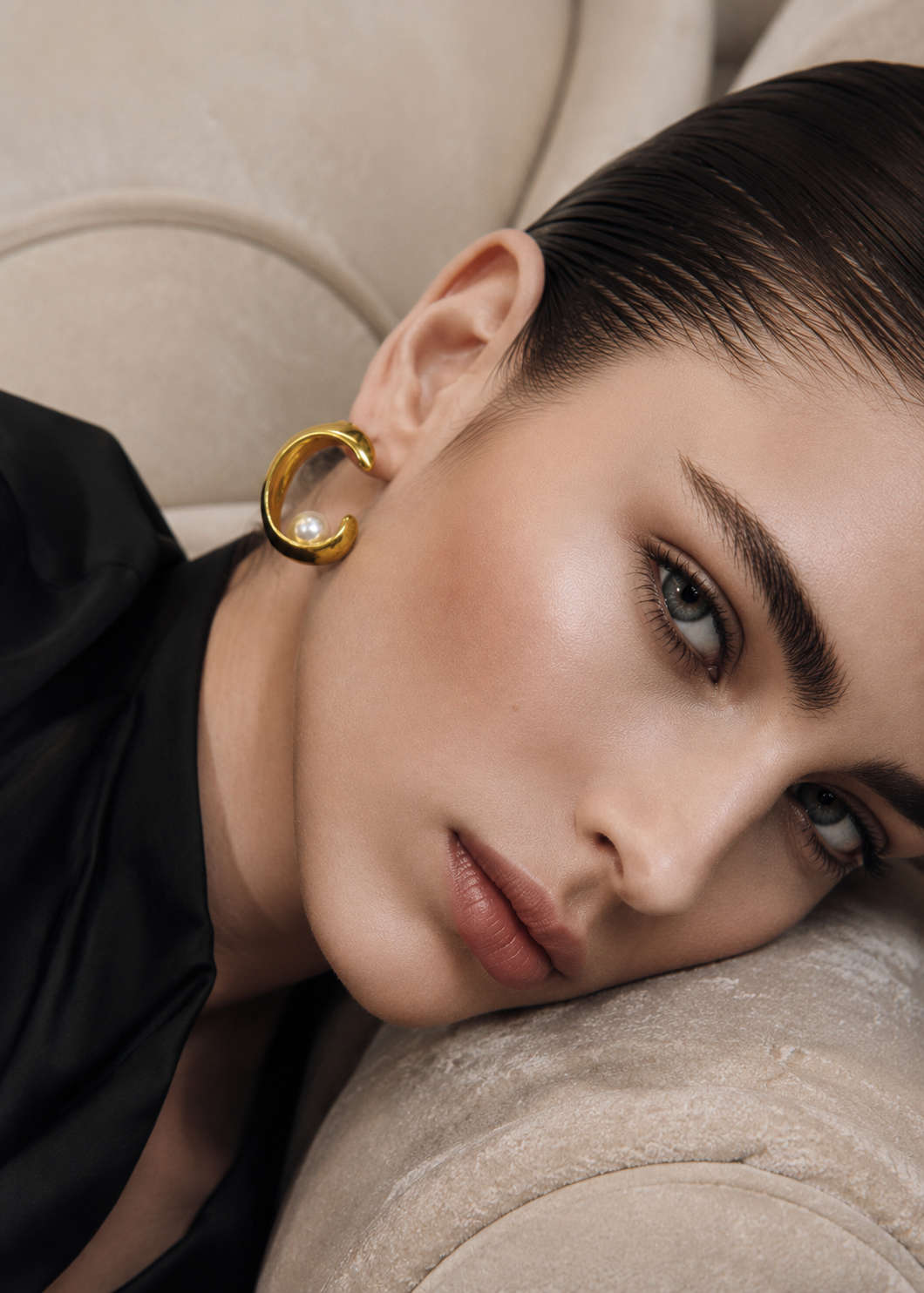 The Aura Pearl statement Hoop