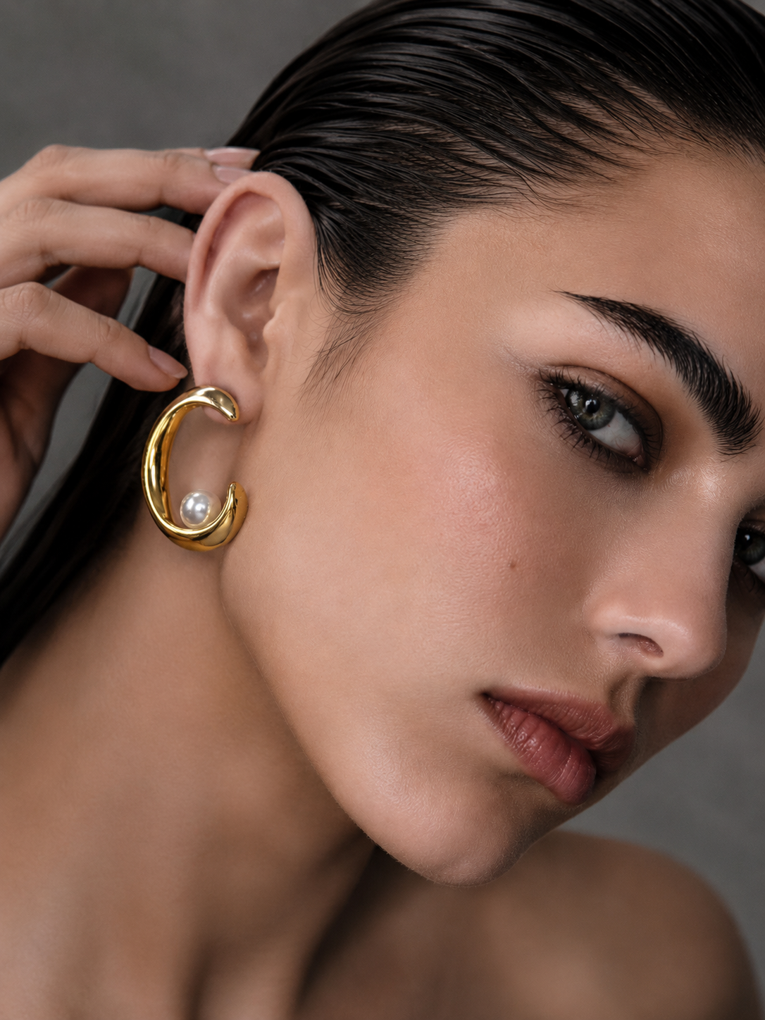 The Aura Pearl statement Hoop